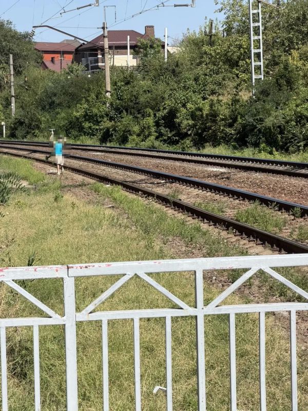 В дежурную часть Ростовского линейного управления МВД России на транспорте поступило сообщение от начальника пассажирского поезда сообщением «Ейск - Москва» об обнаружении разбитого стекла в одном из купейных вагонов