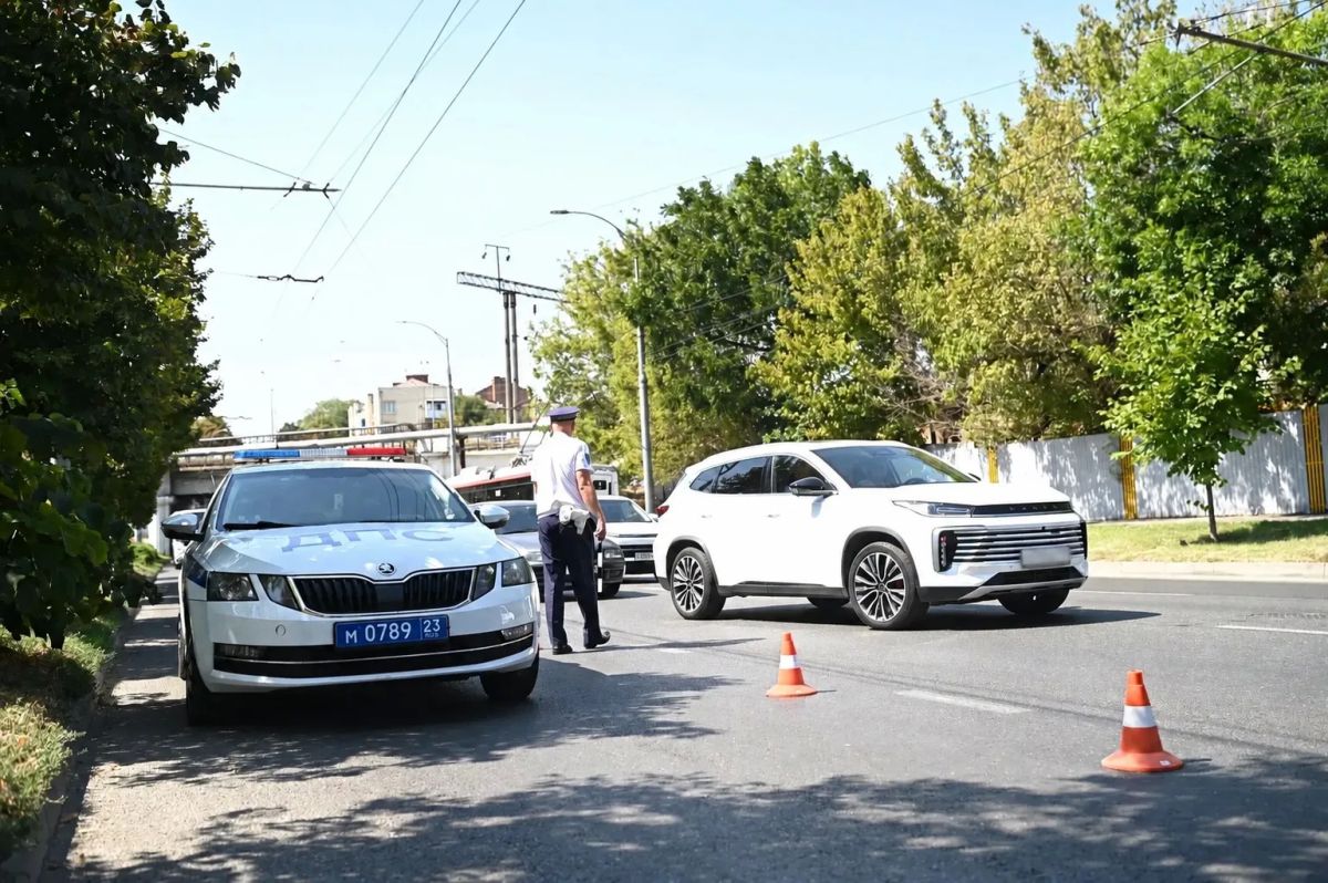 В Краснодаре у городских АЗС, где это необходимо, дежурят сотрудники ДПС В Краснодаре у городских АЗС, где это необходимо, дежурят сотрудники ДПС