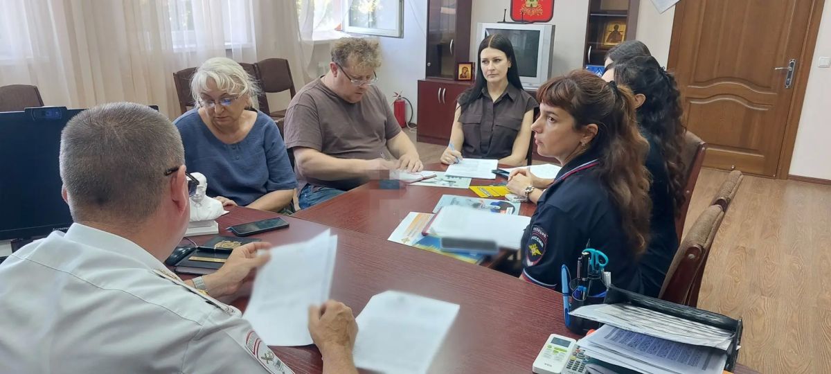 В Ейске полицейские и журналисты обсудили вопросы подготовки ко Дню знаний и новому учебному году В Ейске полицейские и журналисты обсудили вопросы подготовки ко Дню знаний и новому учебному году