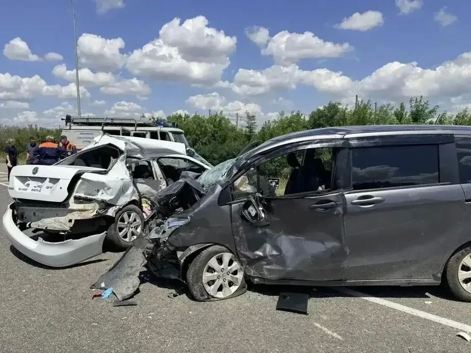 «Малыши бились друг о друга, пока машину крутило на трассе»: В страшной аварии на Кубани чудом выжила семья с пятью детьми и потеряла автомобиль «Малыши бились друг о друга, пока машину крутило на трассе»: В страшной аварии на Кубани чудом выжила семья с пятью детьми и потеряла автомобиль