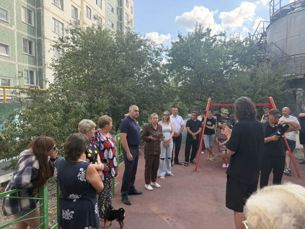 Встретились с жителями многоквартирного дома по ул. Мефодиевской, пострадавшего в ходе атаки БПЛА 12 августа, по вопросу восстановления общедомового имущества Встретились с жителями многоквартирного дома по ул. Мефодиевской, пострадавшего в ходе атаки БПЛА 12 августа, по вопросу восстановления общедомового имущества