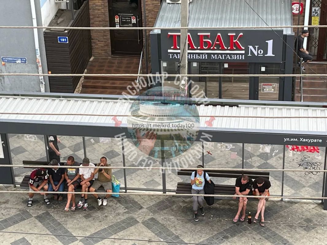 Остановку возле «Галереи» превратили в притон для алкашей