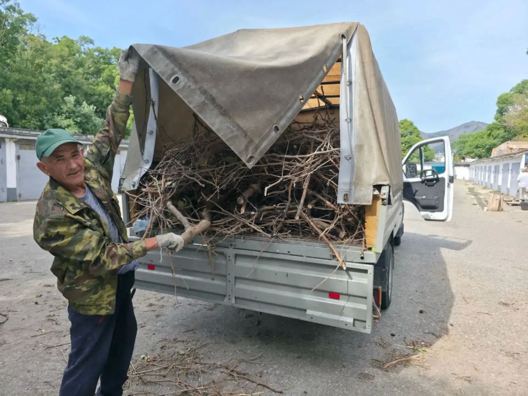 Во власти норд-оста: коммунальные службы и спасатели Новороссийска оперативно устраняют последствия сильного ветра, а жителей и гостей города просят соблюдать меры безопасности Во власти норд-оста: коммунальные службы и спасатели Новороссийска оперативно устраняют последствия сильного ветра, а жителей и гостей города просят соблюдать меры безопасности