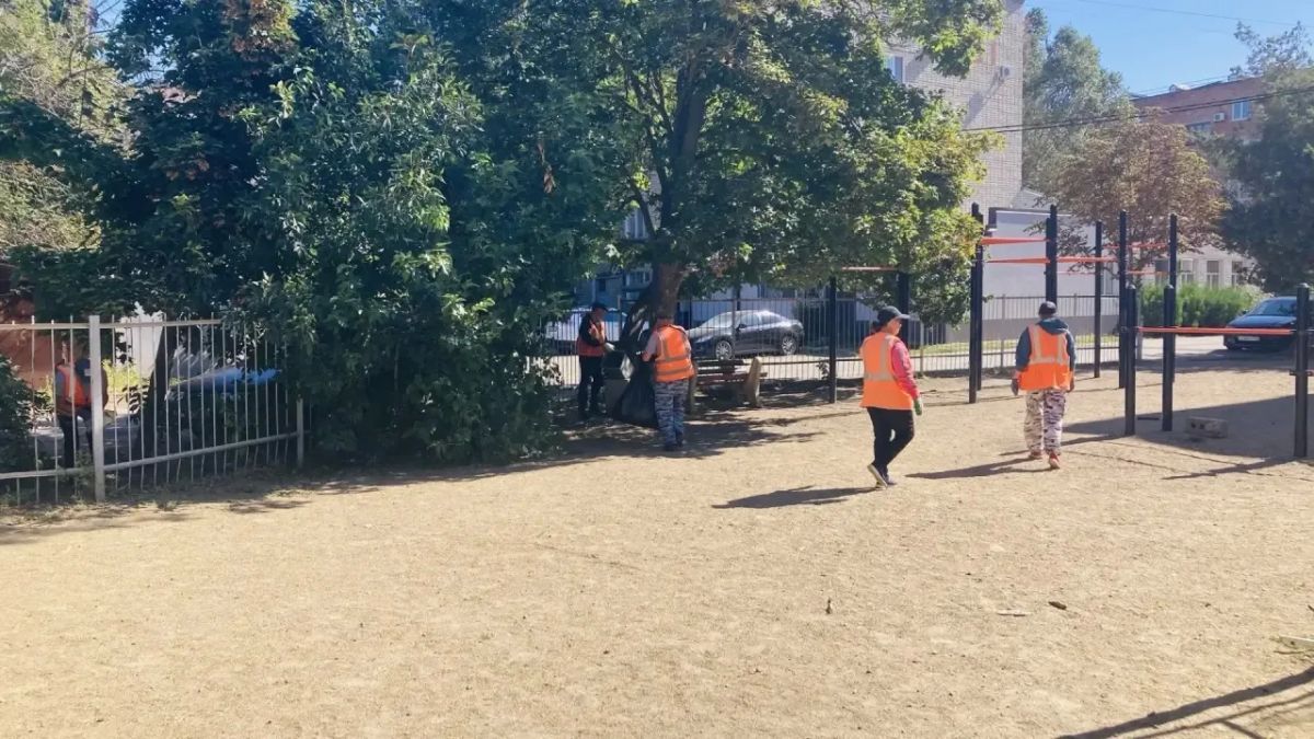 С раннего утра городские коммунальщики занимаются наведением санитарного порядка в нашем городе С раннего утра городские коммунальщики занимаются наведением санитарного порядка в нашем городе