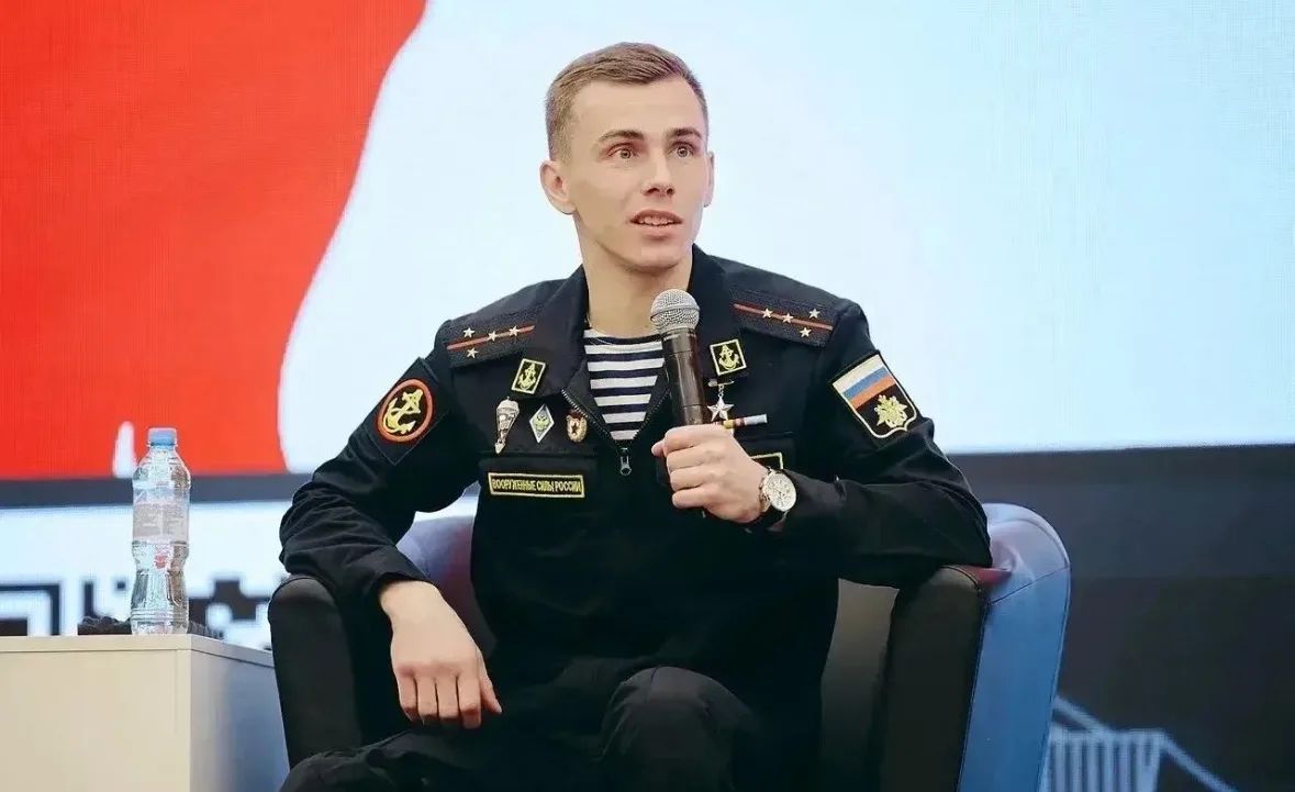 Равнение на знамя: юные новороссийцы приняли участие во Всероссийском слёте «Пост № 1» Равнение на знамя: юные новороссийцы приняли участие во Всероссийском слёте «Пост № 1»