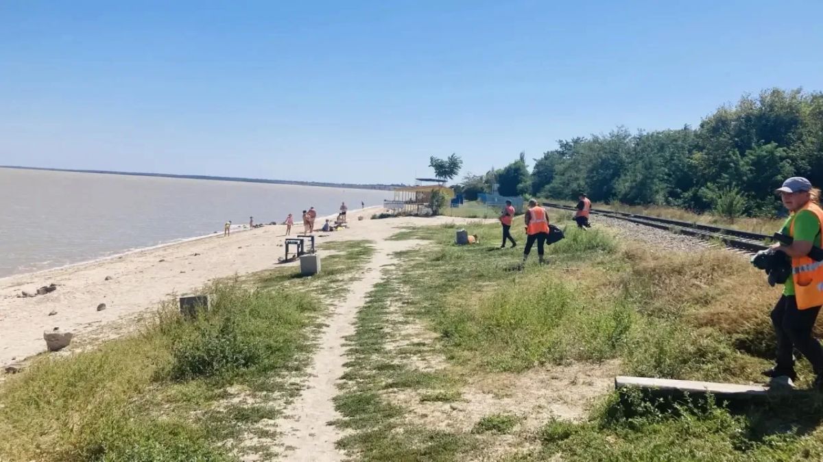 С раннего утра городские коммунальщики занимаются наведением санитарного порядка в нашем городе С раннего утра городские коммунальщики занимаются наведением санитарного порядка в нашем городе