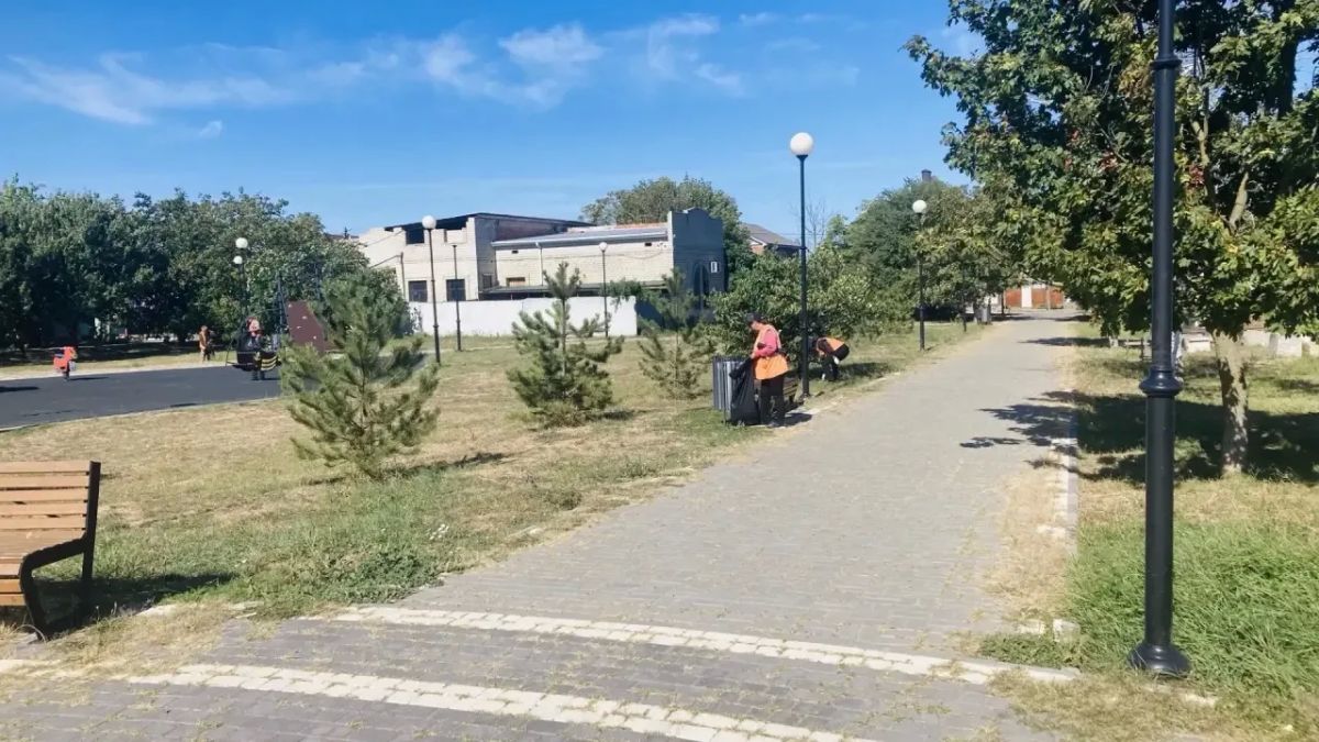 С раннего утра городские коммунальщики занимаются наведением санитарного порядка в нашем городе С раннего утра городские коммунальщики занимаются наведением санитарного порядка в нашем городе
