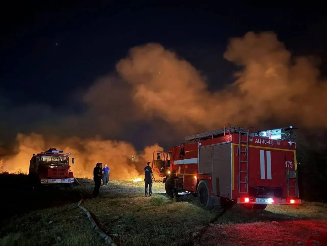 Площадь пожара в Анапе удалось сократить, но он еще угрожает домам Площадь пожара в Анапе удалось сократить, но он еще угрожает домам
