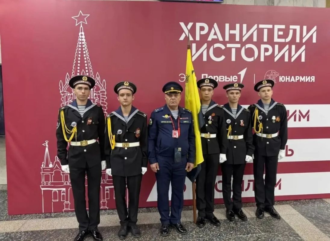 Равнение на знамя: юные новороссийцы приняли участие во Всероссийском слёте «Пост № 1» Равнение на знамя: юные новороссийцы приняли участие во Всероссийском слёте «Пост № 1»