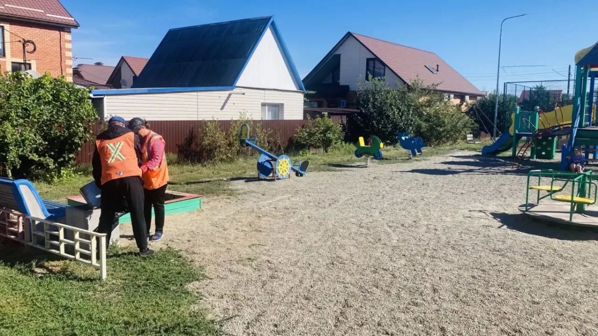 С раннего утра городские коммунальщики занимаются наведением санитарного порядка в нашем городе С раннего утра городские коммунальщики занимаются наведением санитарного порядка в нашем городе