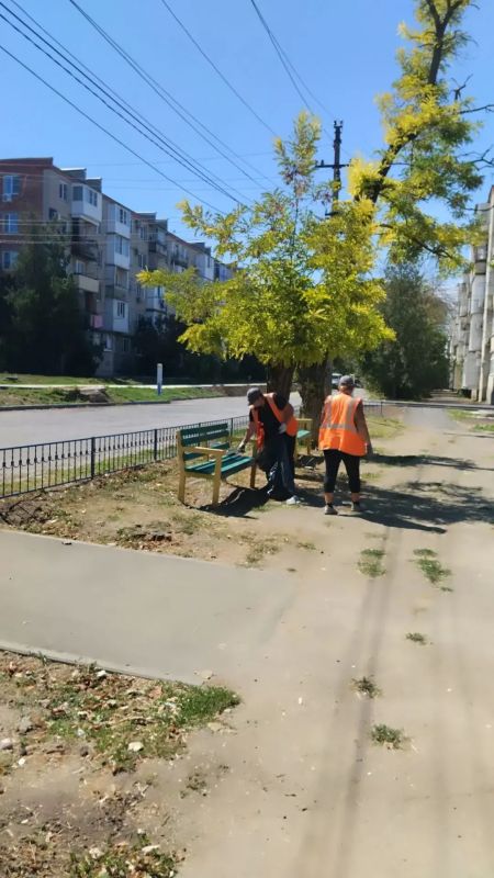 С раннего утра городские коммунальщики занимаются наведением санитарного порядка в нашем городе С раннего утра городские коммунальщики занимаются наведением санитарного порядка в нашем городе