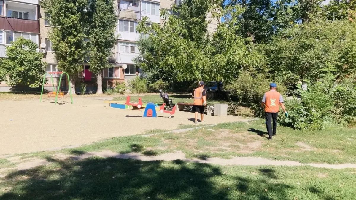 С раннего утра городские коммунальщики занимаются наведением санитарного порядка в нашем городе С раннего утра городские коммунальщики занимаются наведением санитарного порядка в нашем городе