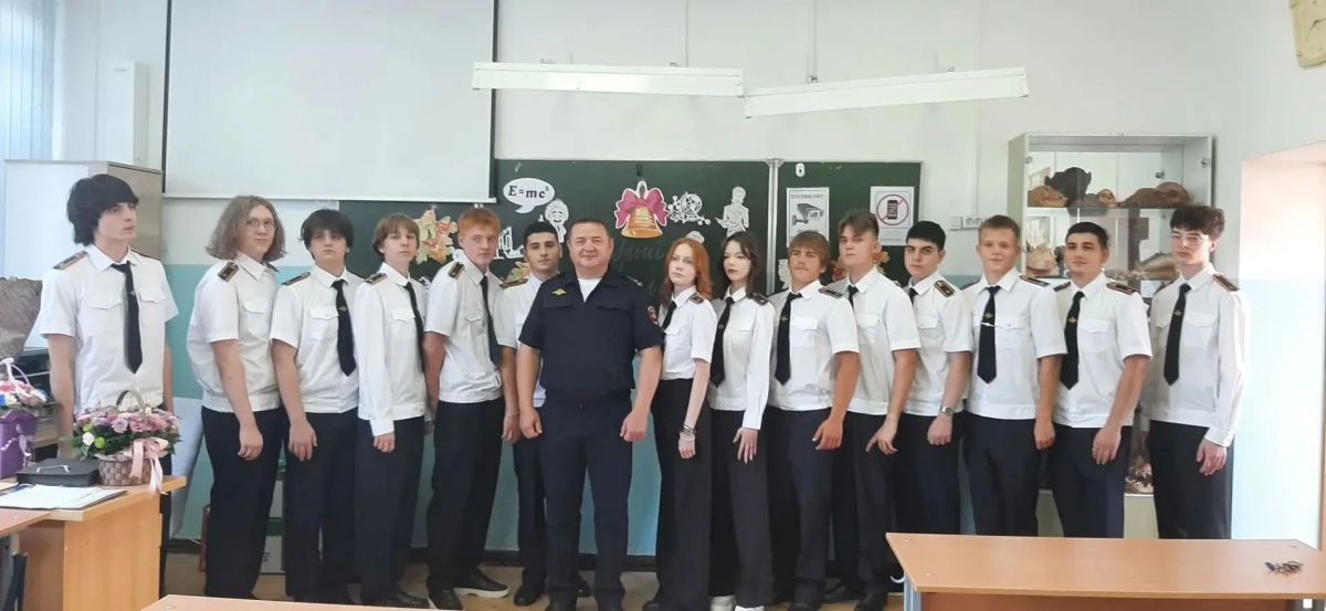 Сотрудники транспортной полиции города Краснодар поздравили учащихся профильного класса «Правоохранительная деятельность» с началом учебного года Сотрудники транспортной полиции города Краснодар поздравили учащихся профильного класса «Правоохранительная деятельность» с началом учебного года