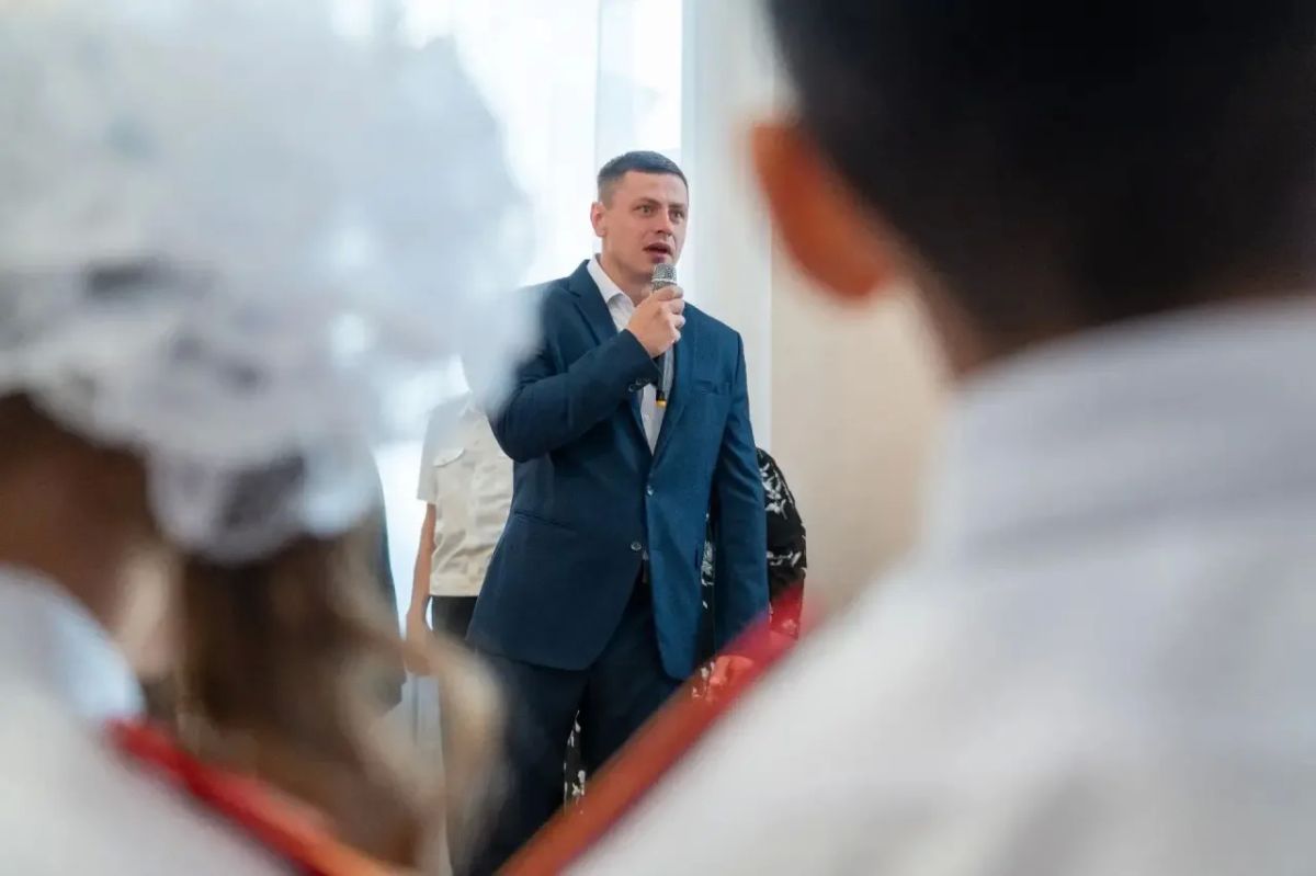 Роман Дмитриев поздравил школьников с началом учебного года Роман Дмитриев поздравил школьников с началом учебного года
