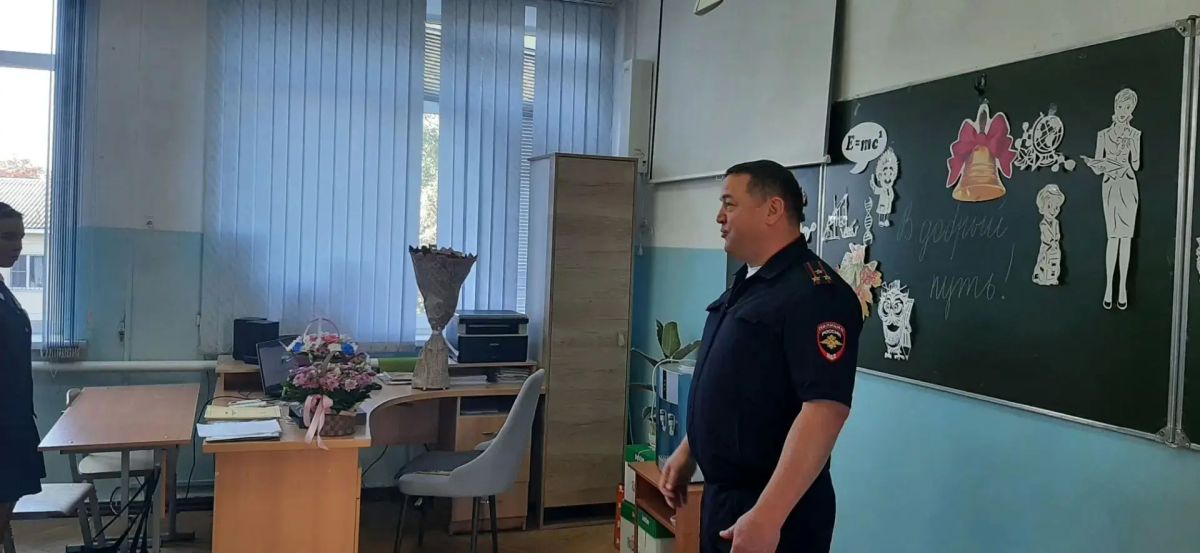 Сотрудники транспортной полиции города Краснодар поздравили учащихся профильного класса «Правоохранительная деятельность» с началом учебного года Сотрудники транспортной полиции города Краснодар поздравили учащихся профильного класса «Правоохранительная деятельность» с началом учебного года