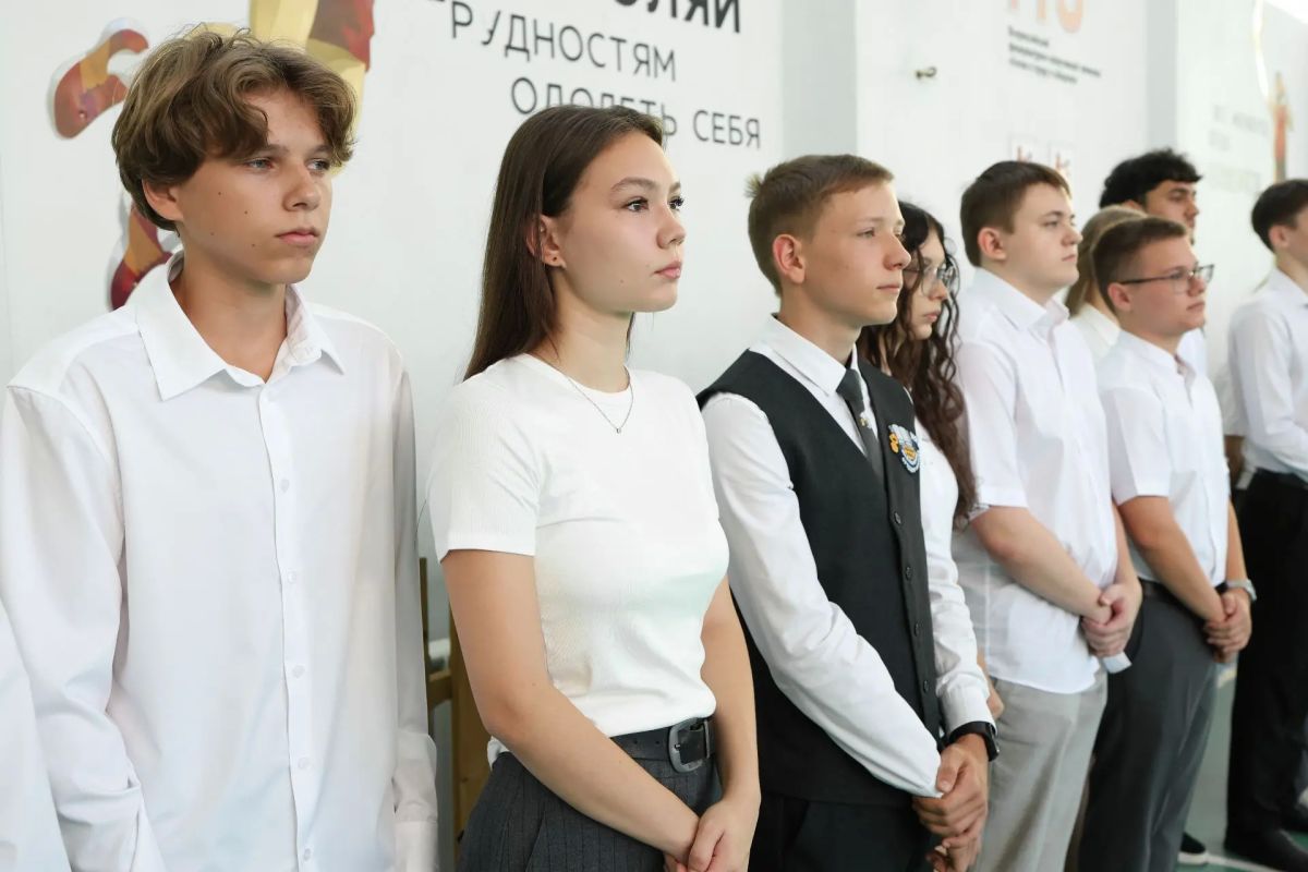Председатель Совета Вячеслав Вовк принял участие в торжественной линейке второй школы Анапы Председатель Совета Вячеслав Вовк принял участие в торжественной линейке второй школы Анапы