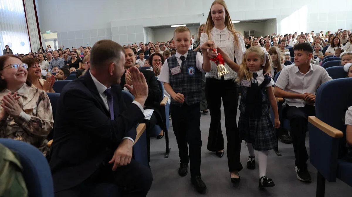 В посёлке Берёзовом на улице Профессора Малигонова в День знаний открылась новая школа на 1550 мест В посёлке Берёзовом на улице Профессора Малигонова в День знаний открылась новая школа на 1550 мест