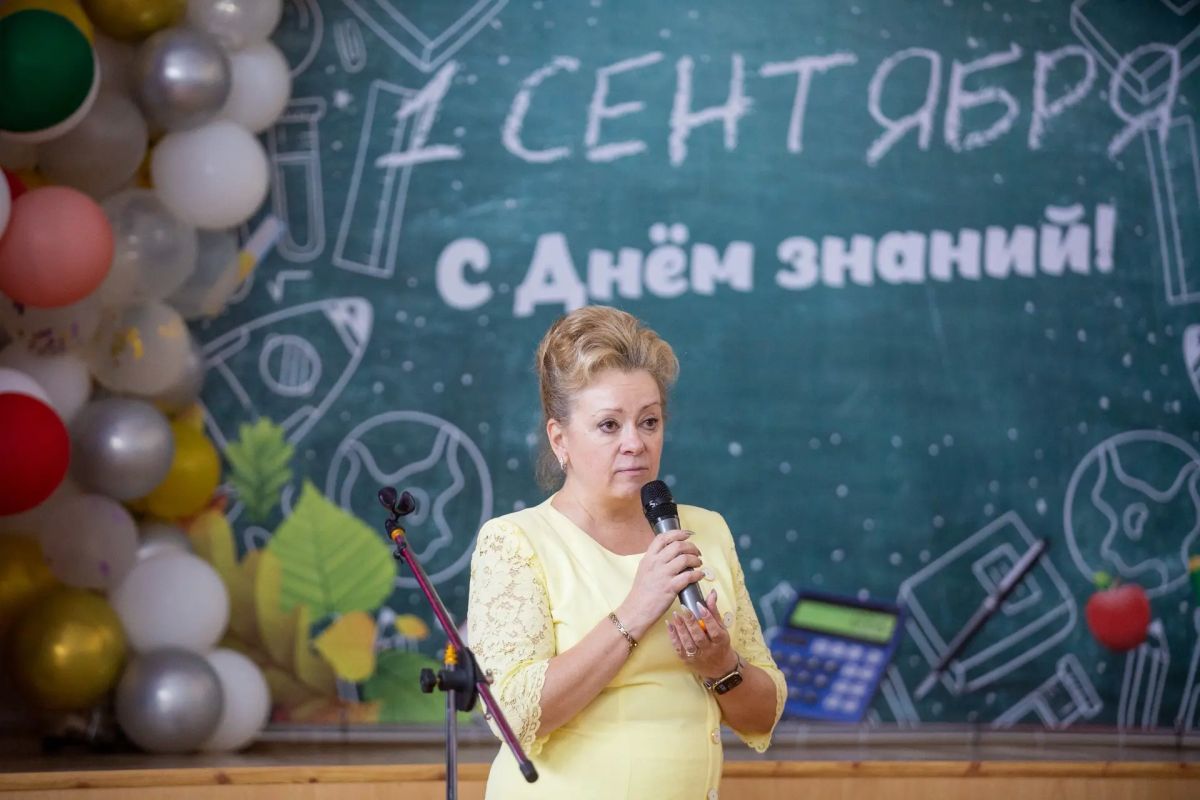 Светлана Маслова посетила торжественную линейку в школе № 4