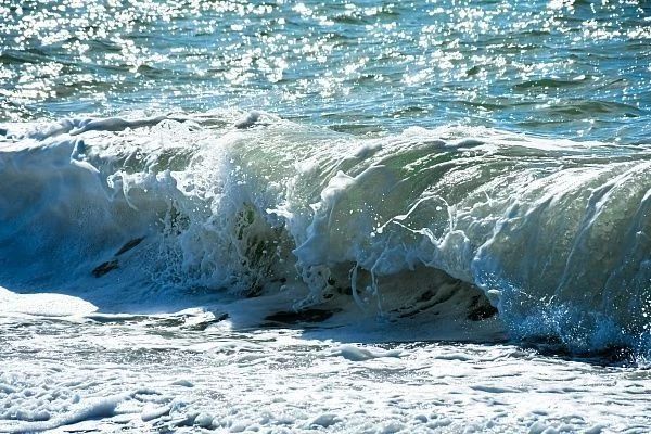 В Сочи к вечеру усилятся волны на море