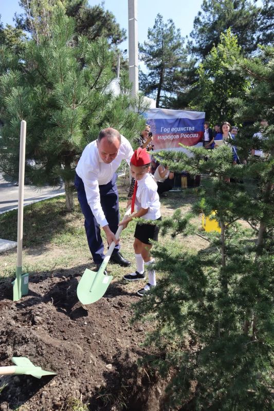 Алексей Богодистов: В юбилейный для Геленджика год продолжаем хорошую традицию, высаживать в наших учреждениях деревья, которые будут расти десятилетиями и останутся следующим поколениям Алексей Богодистов: В юбилейный для Геленджика год продолжаем хорошую традицию, высаживать в наших учреждениях деревья, которые будут расти десятилетиями и останутся следующим поколениям