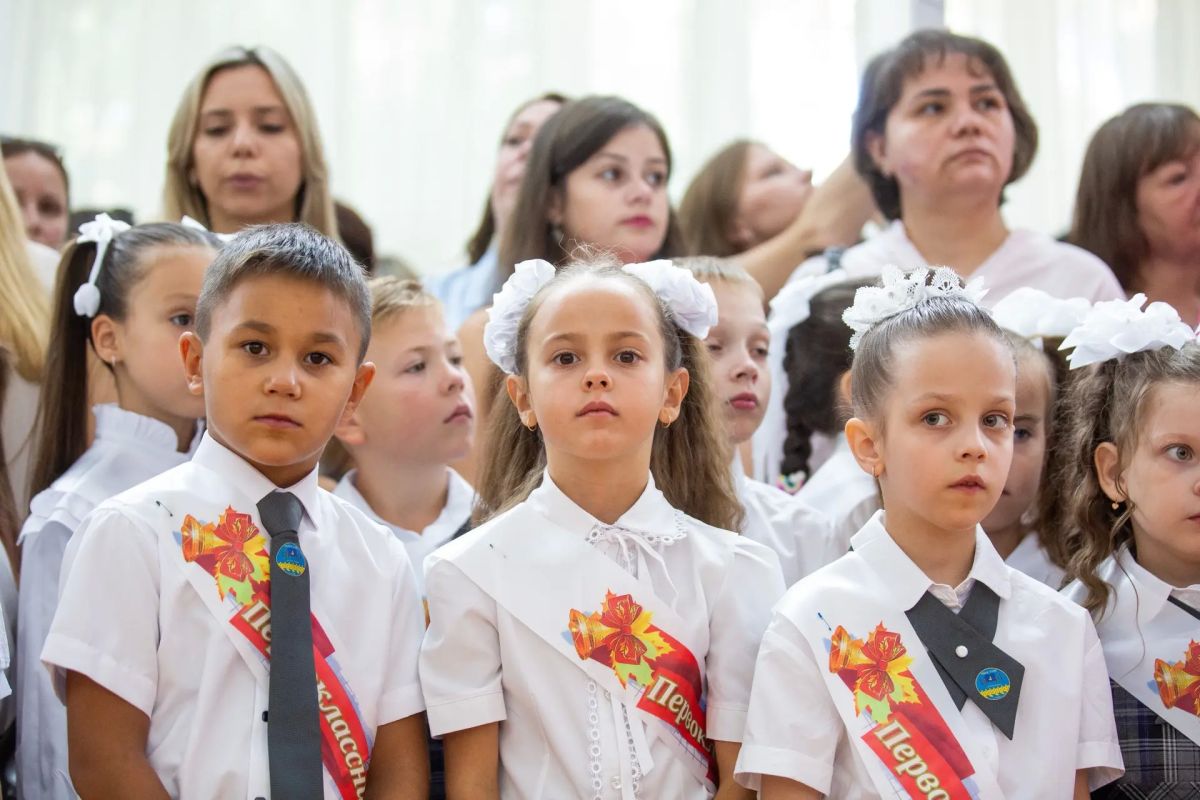 Светлана Маслова посетила торжественную линейку в школе № 4 Светлана Маслова посетила торжественную линейку в школе № 4