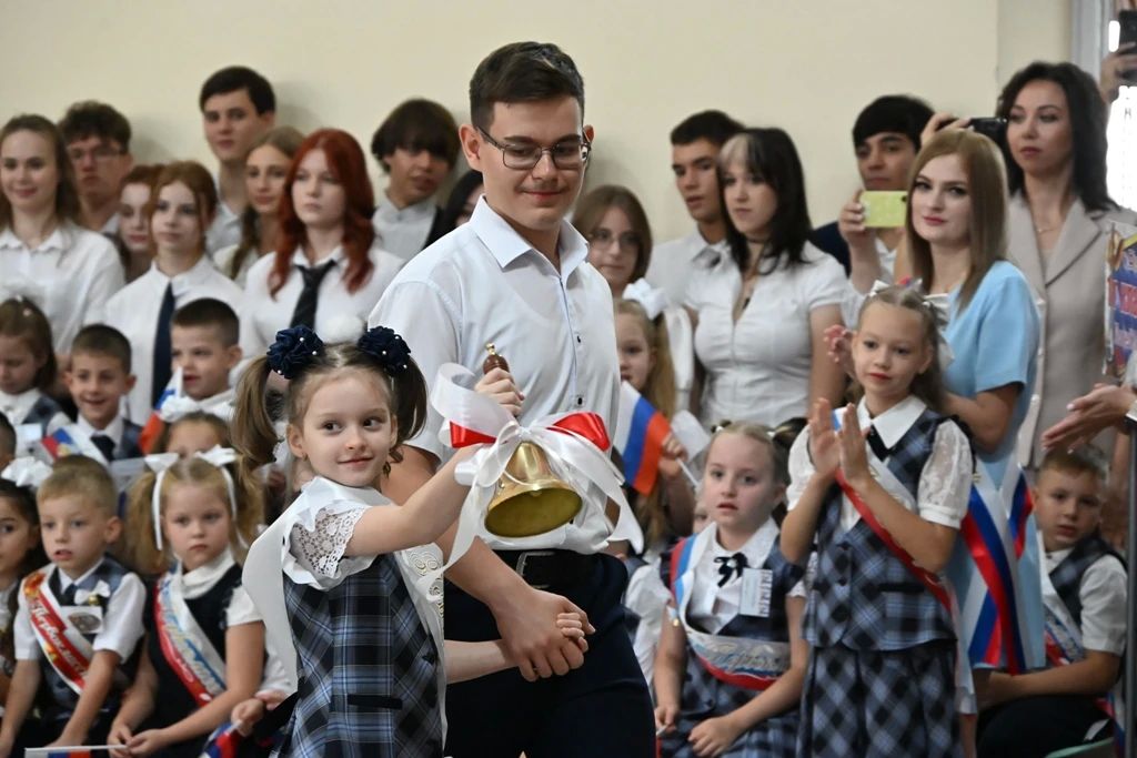 В лицее No4 им. профессора Е.А. Котенко г. Ейска состоялся торжественный праздник «Первый звонок» — 1 сентября 2026 года! В лицее No4 им. профессора Е.А. Котенко г. Ейска состоялся торжественный праздник «Первый звонок» — 1 сентября 2026 года!