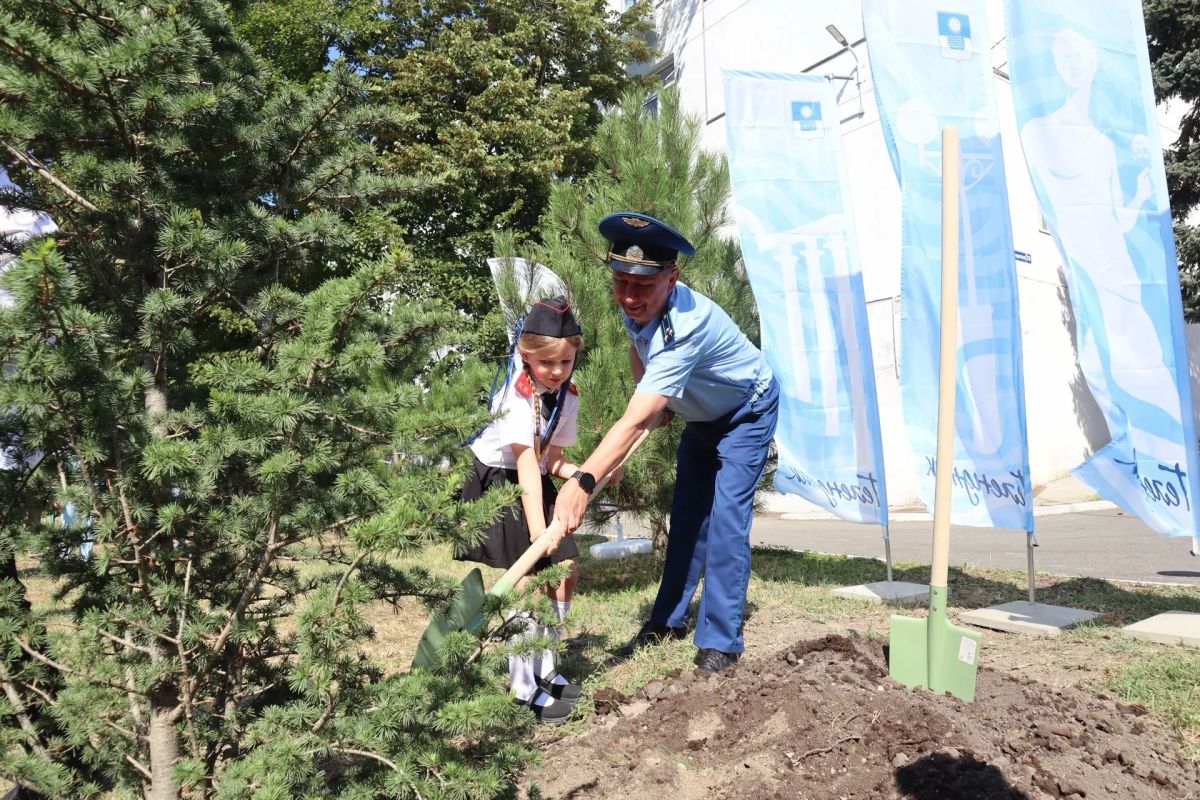 Алексей Богодистов: В юбилейный для Геленджика год продолжаем хорошую традицию, высаживать в наших учреждениях деревья, которые будут расти десятилетиями и останутся следующим поколениям Алексей Богодистов: В юбилейный для Геленджика год продолжаем хорошую традицию, высаживать в наших учреждениях деревья, которые будут расти десятилетиями и останутся следующим поколениям