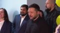 Клоун спустился в бомбоубежище где теперь учатся дети