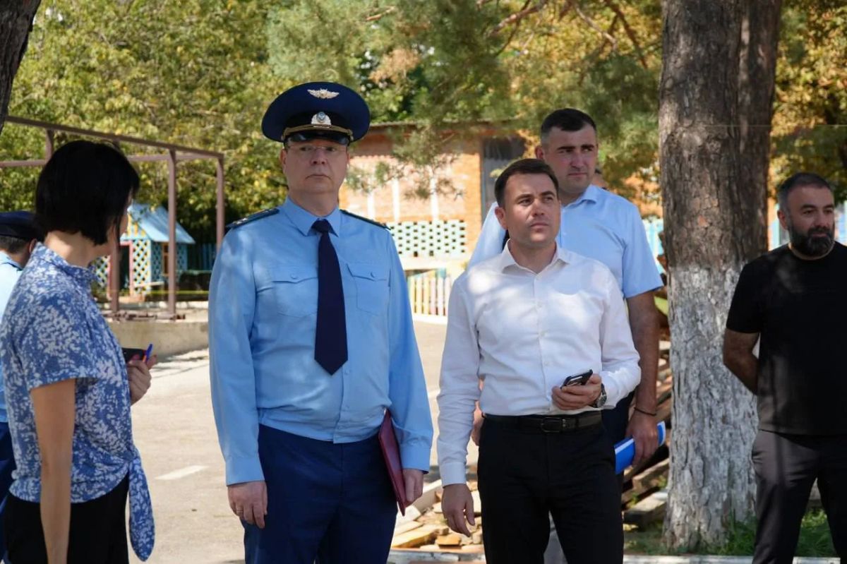 Крымским межрайонным прокурором осуществлен выезд в детский сад № 6, где на завершающей стадии находится капитальный ремонт в рамках национального проекта «Семья» Крымским межрайонным прокурором осуществлен выезд в детский сад № 6, где на завершающей стадии находится капитальный ремонт в рамках национального проекта «Семья»