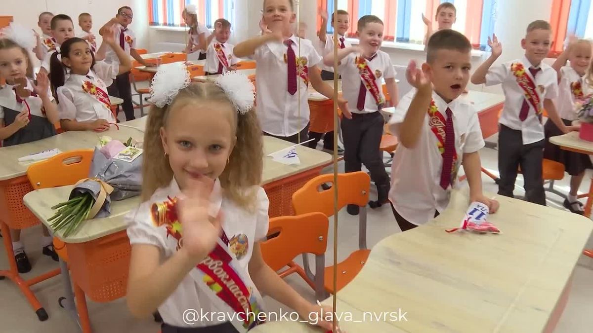 Андрей Кравченко: Дорогие школьники, студенты, преподаватели и родители! От всей души поздравляю вас с Днем знаний!