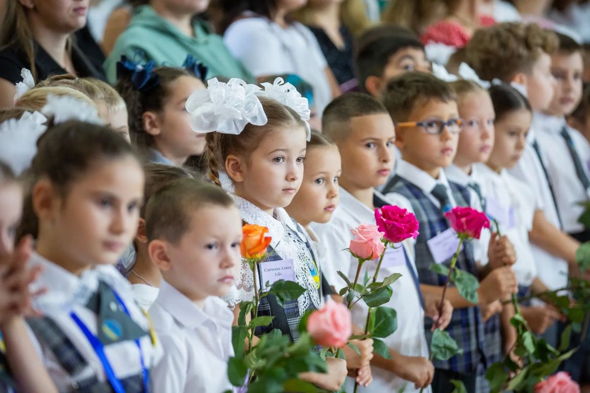 Светлана Маслова посетила торжественную линейку в школе № 4 Светлана Маслова посетила торжественную линейку в школе № 4