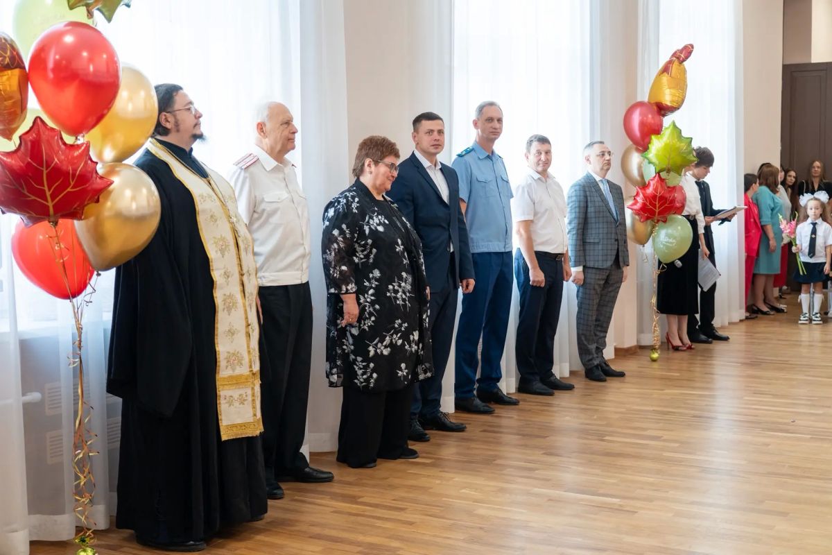Роман Дмитриев поздравил школьников с началом учебного года Роман Дмитриев поздравил школьников с началом учебного года