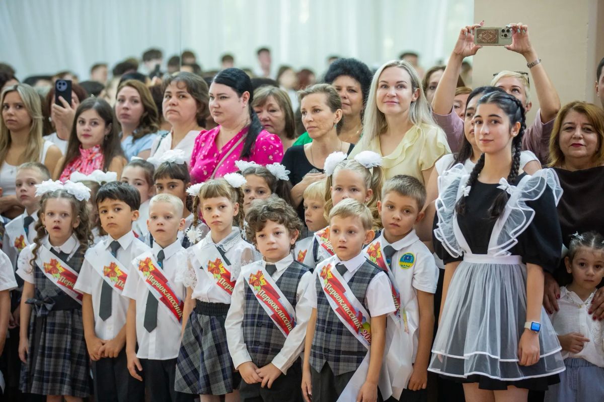 Светлана Маслова посетила торжественную линейку в школе № 4 Светлана Маслова посетила торжественную линейку в школе № 4