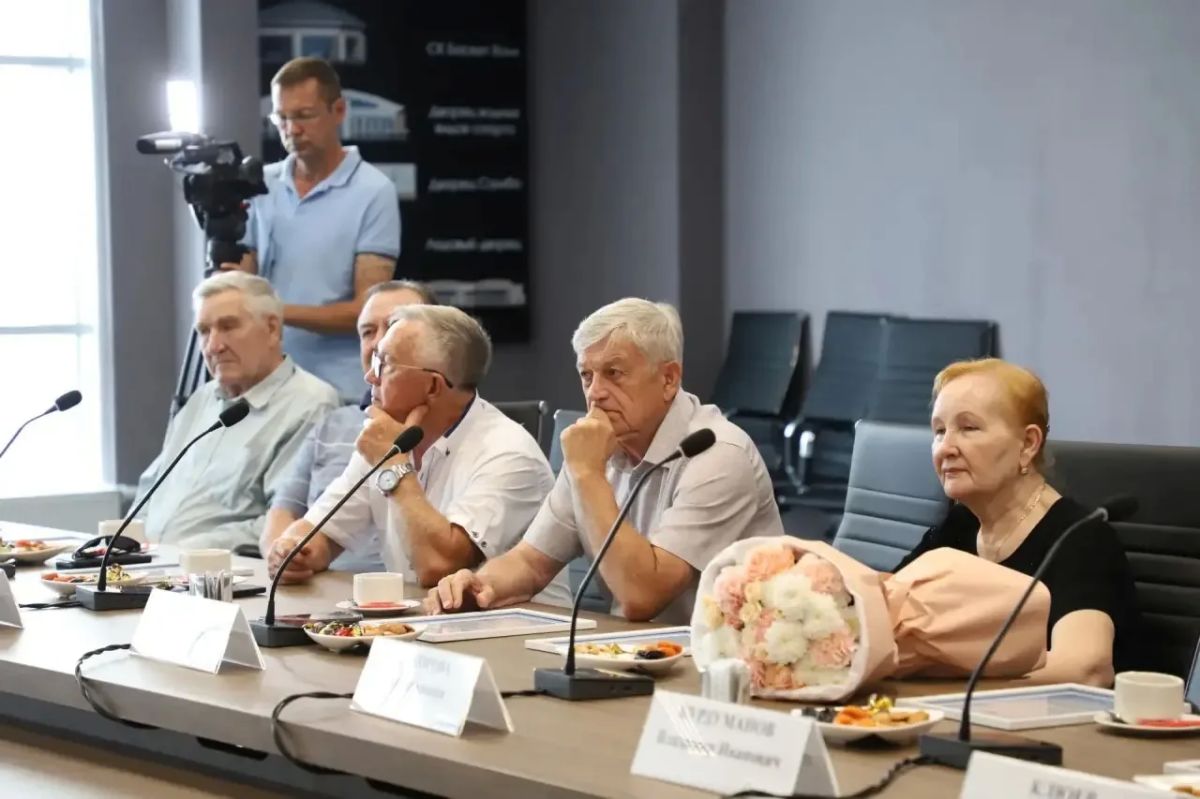Министр спорта Кубани Дмитрий Александрович Новах встретился с ветеранами бокса и вручил им благодарственные письма Министр спорта Кубани Дмитрий Александрович Новах встретился с ветеранами бокса и вручил им благодарственные письма