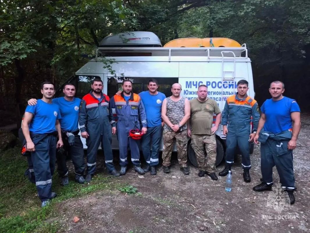 Спасатели эвакуировали травмированного подростка из Мамедова ущелья Спасатели эвакуировали травмированного подростка из Мамедова ущелья