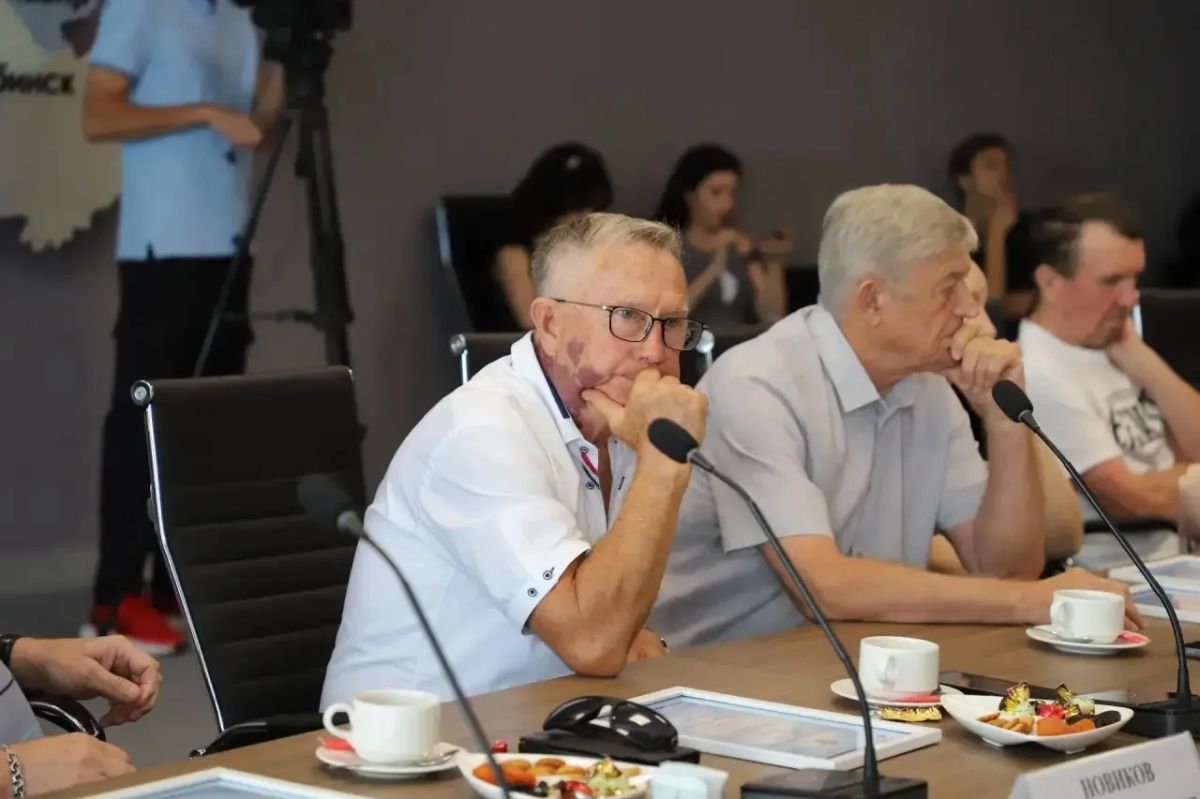 Министр спорта Кубани Дмитрий Александрович Новах встретился с ветеранами бокса и вручил им благодарственные письма Министр спорта Кубани Дмитрий Александрович Новах встретился с ветеранами бокса и вручил им благодарственные письма