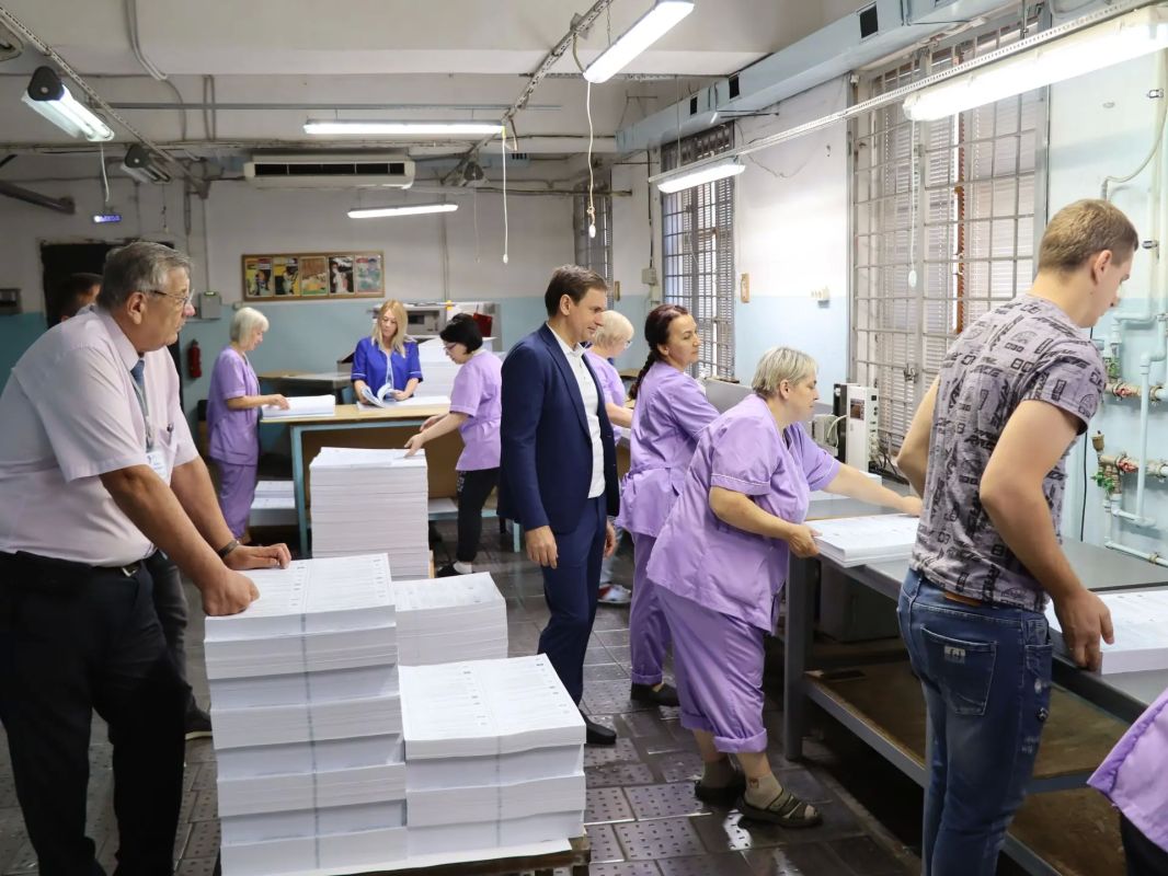 Сегодня в интервью краевым телерадиокомпаниям председатель крайизбиркома Алексей Черненко и генеральный директор АО «Краснодарбланкиздат» Виктор Андрусенко рассказали о процессе изготовления избирательных бюллетеней для... Сегодня в интервью краевым телерадиокомпаниям председатель крайизбиркома Алексей Черненко и генеральный директор АО «Краснодарбланкиздат» Виктор Андрусенко рассказали о процессе изготовления избирательных бюллетеней для...