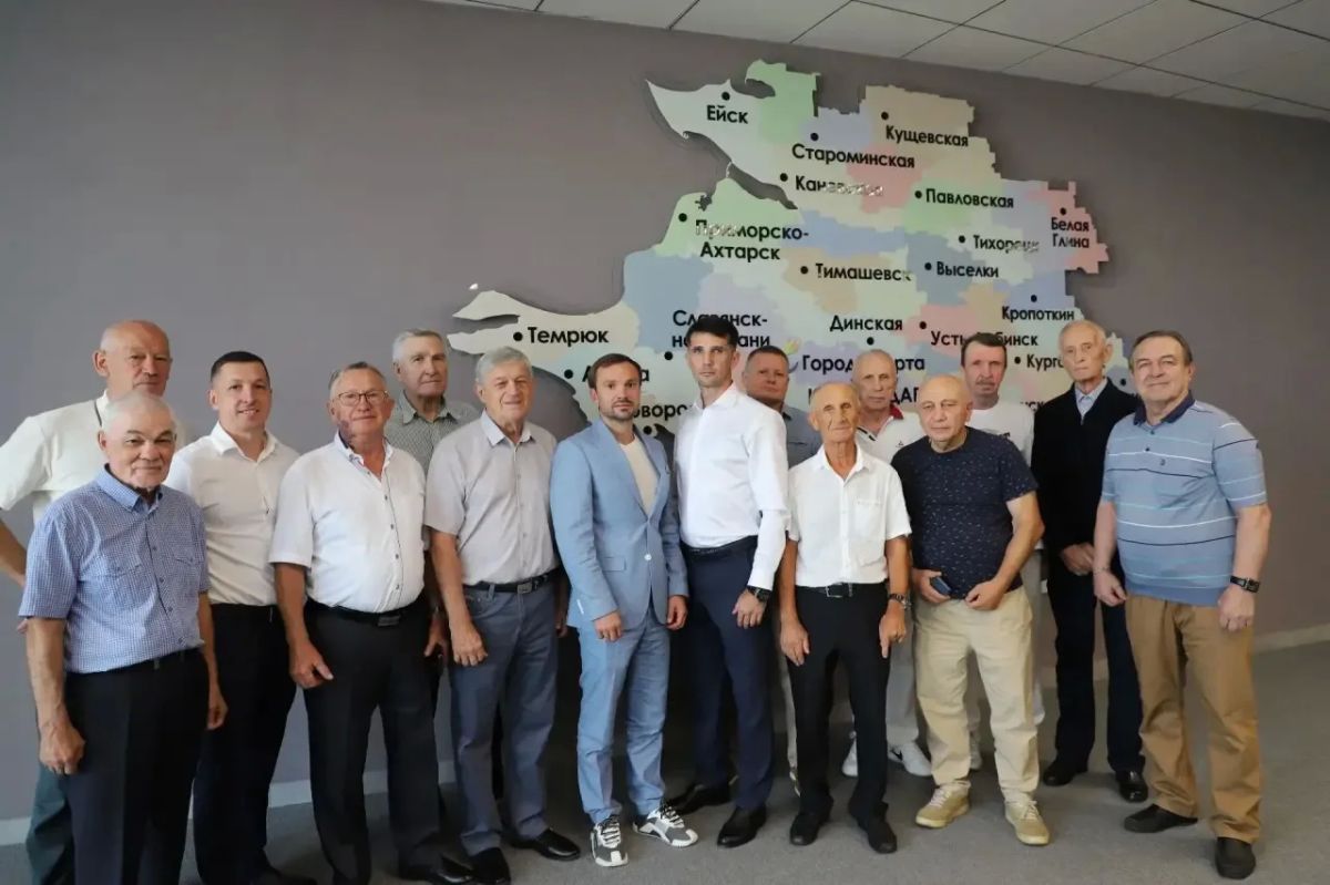 Министр спорта Кубани Дмитрий Александрович Новах встретился с ветеранами бокса и вручил им благодарственные письма Министр спорта Кубани Дмитрий Александрович Новах встретился с ветеранами бокса и вручил им благодарственные письма
