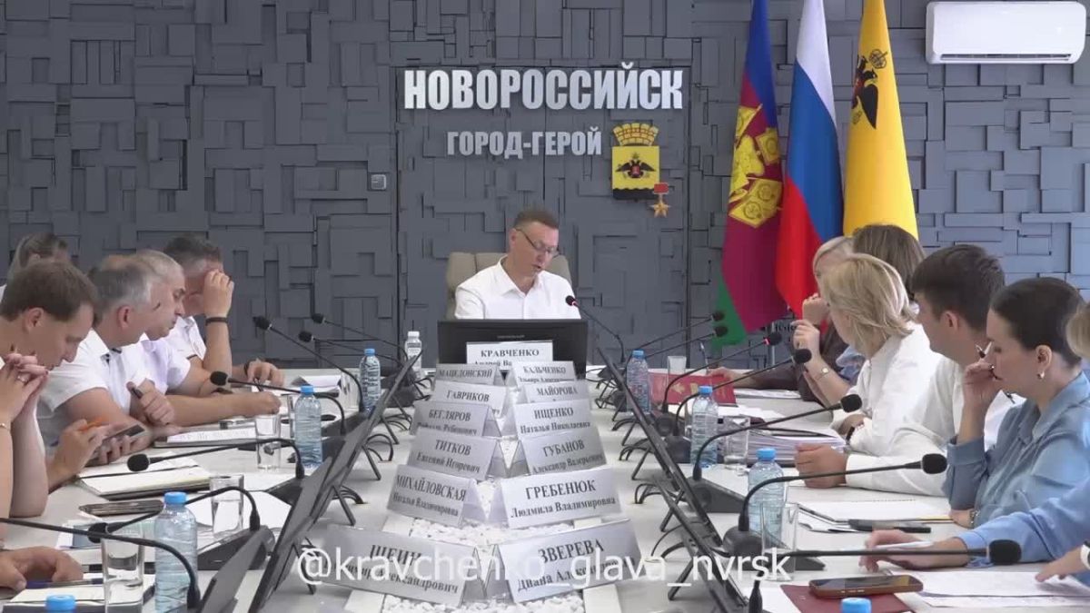 Андрей Кравченко: На планерном совещании:. - В Новороссийске продолжается работа по приведению остановочных комплексов к единому стандарту