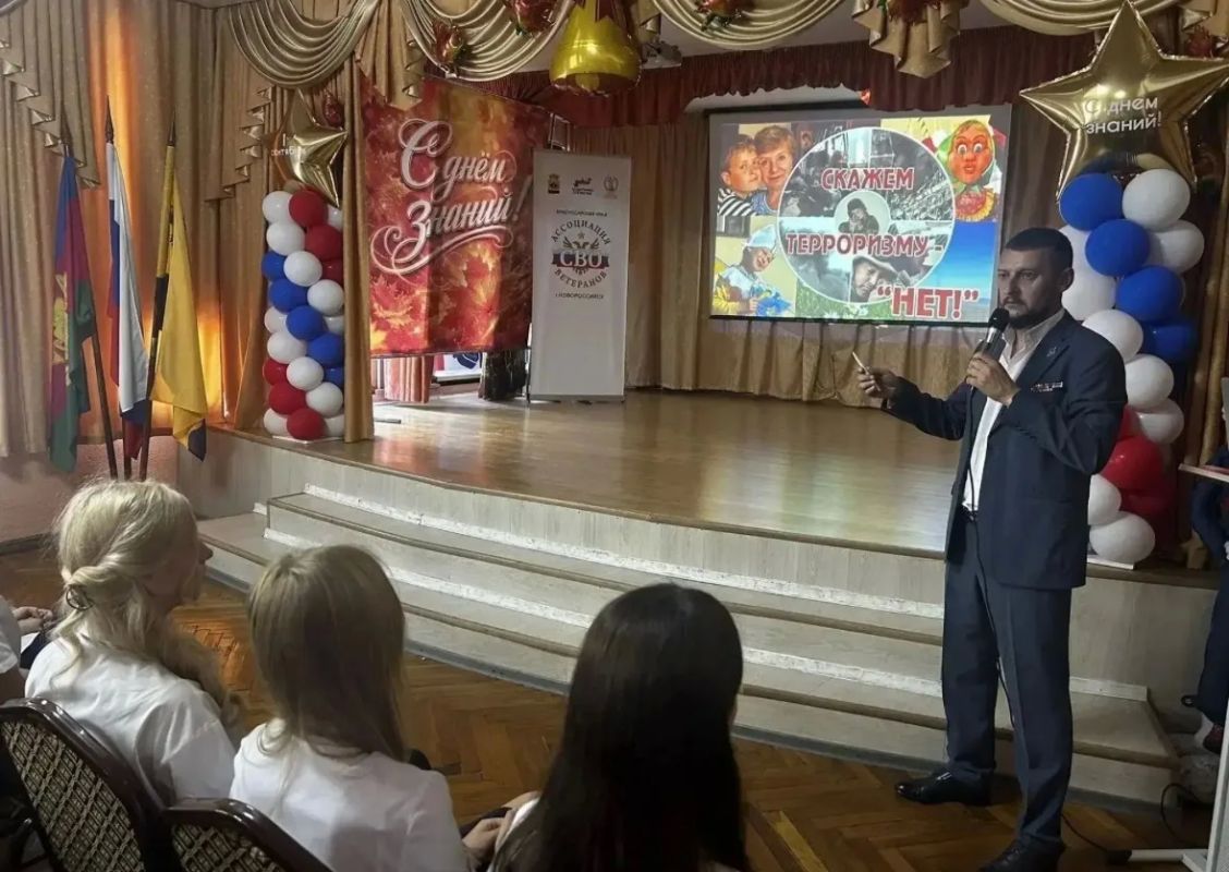 Услышать не из учебника, а от того, кто знает не понаслышке: в новороссийской гимназии № 2 прошёл урок мужества Услышать не из учебника, а от того, кто знает не понаслышке: в новороссийской гимназии № 2 прошёл урок мужества