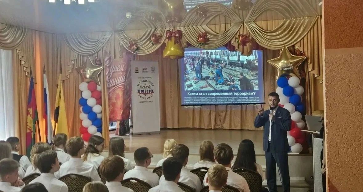 Услышать не из учебника, а от того, кто знает не понаслышке: в новороссийской гимназии № 2 прошёл урок мужества Услышать не из учебника, а от того, кто знает не понаслышке: в новороссийской гимназии № 2 прошёл урок мужества