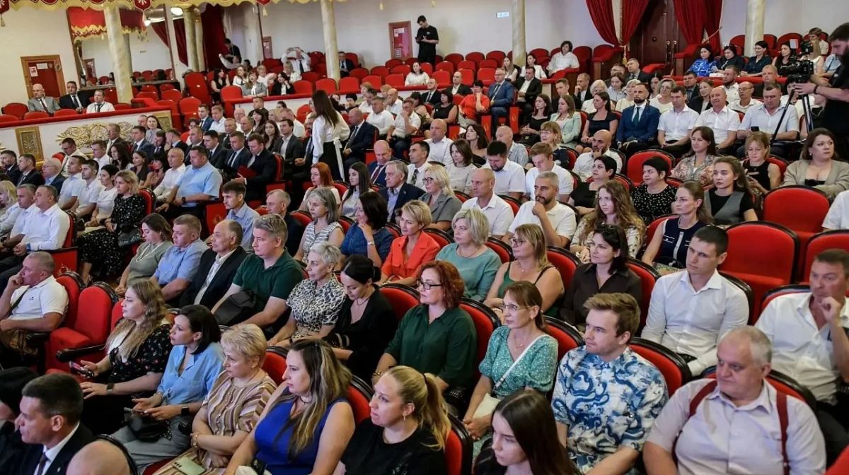 В краснодарской филармонии имени Григория Пономаренко в преддверии профессионального праздника чествовали работников и ветеранов нефтяной и газовой промышленности В краснодарской филармонии имени Григория Пономаренко в преддверии профессионального праздника чествовали работников и ветеранов нефтяной и газовой промышленности