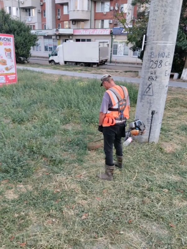 Ежедневно с раннего утра на городских территориях ейские коммунальщики занимаются наведением санитарного порядка Ежедневно с раннего утра на городских территориях ейские коммунальщики занимаются наведением санитарного порядка
