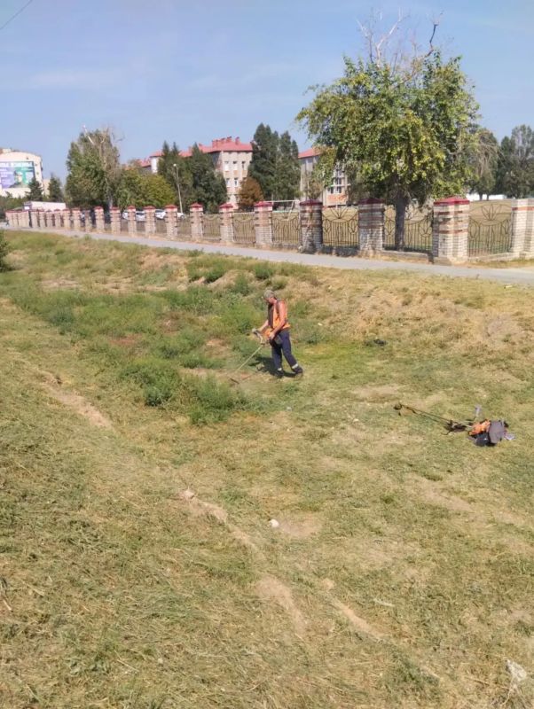Ежедневно с раннего утра на городских территориях ейские коммунальщики занимаются наведением санитарного порядка Ежедневно с раннего утра на городских территориях ейские коммунальщики занимаются наведением санитарного порядка