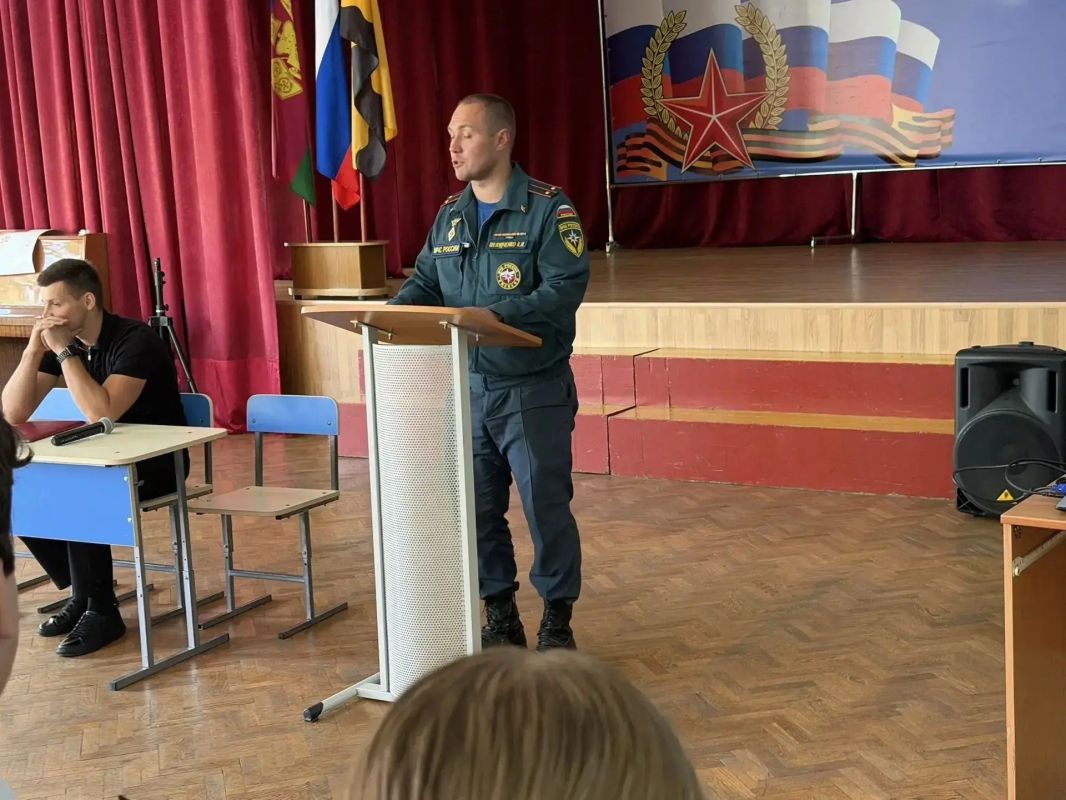 Транспортные полицейские Новороссийска провели урок безопасности для учащихся морского технического лицея Транспортные полицейские Новороссийска провели урок безопасности для учащихся морского технического лицея