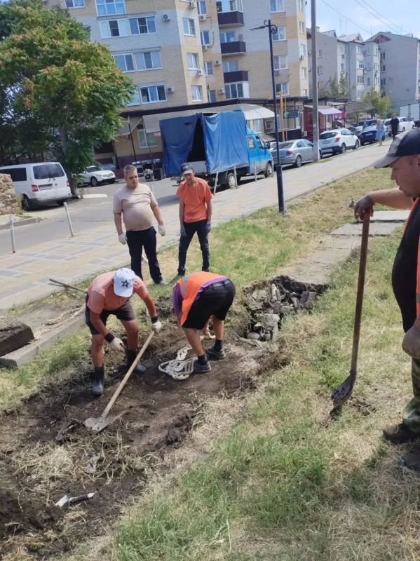 Ежедневно с раннего утра на городских территориях ейские коммунальщики занимаются наведением санитарного порядка Ежедневно с раннего утра на городских территориях ейские коммунальщики занимаются наведением санитарного порядка