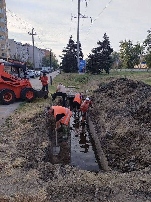 Ежедневно с раннего утра на городских территориях ейские коммунальщики занимаются наведением санитарного порядка Ежедневно с раннего утра на городских территориях ейские коммунальщики занимаются наведением санитарного порядка