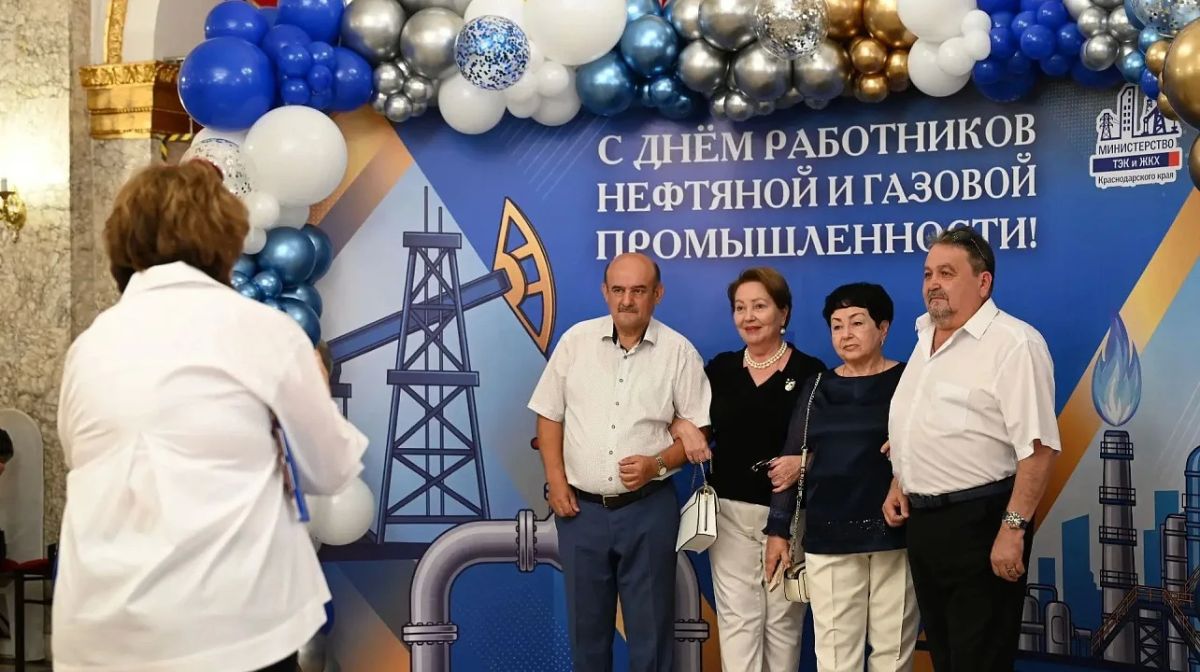 В краснодарской филармонии имени Григория Пономаренко в преддверии профессионального праздника чествовали работников и ветеранов нефтяной и газовой промышленности В краснодарской филармонии имени Григория Пономаренко в преддверии профессионального праздника чествовали работников и ветеранов нефтяной и газовой промышленности