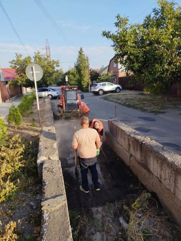 Ежедневно с раннего утра на городских территориях ейские коммунальщики занимаются наведением санитарного порядка Ежедневно с раннего утра на городских территориях ейские коммунальщики занимаются наведением санитарного порядка