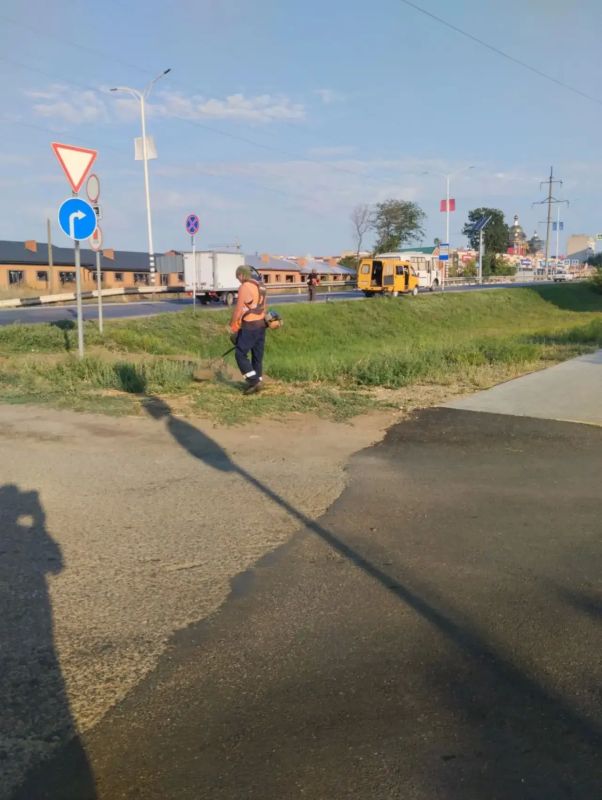 Ежедневно с раннего утра на городских территориях ейские коммунальщики занимаются наведением санитарного порядка Ежедневно с раннего утра на городских территориях ейские коммунальщики занимаются наведением санитарного порядка